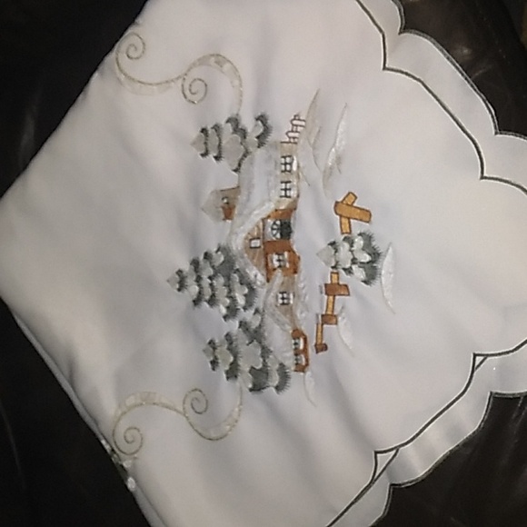 AMAZING EMBROIDERED Square Linen Tablecloth- 33.5 inches x 33.5 inches. - Picture 4 of 17